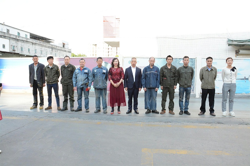 受奖励人员合影留念