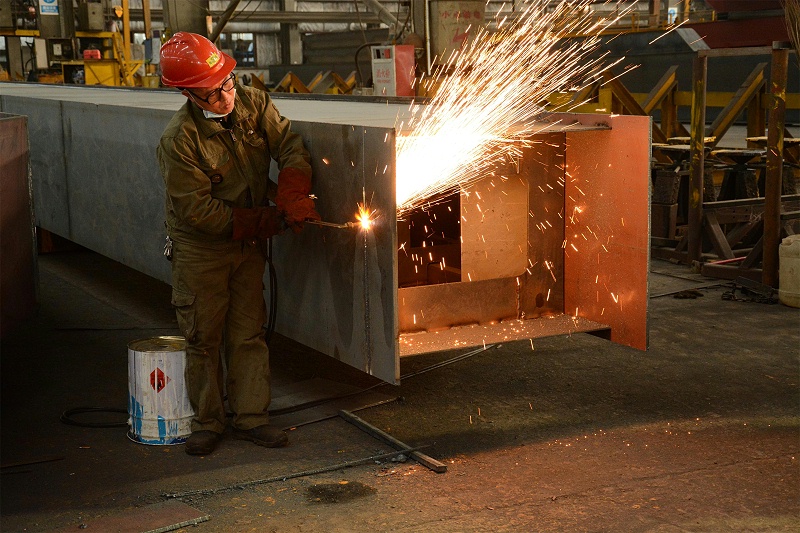 车间焊工作业场景